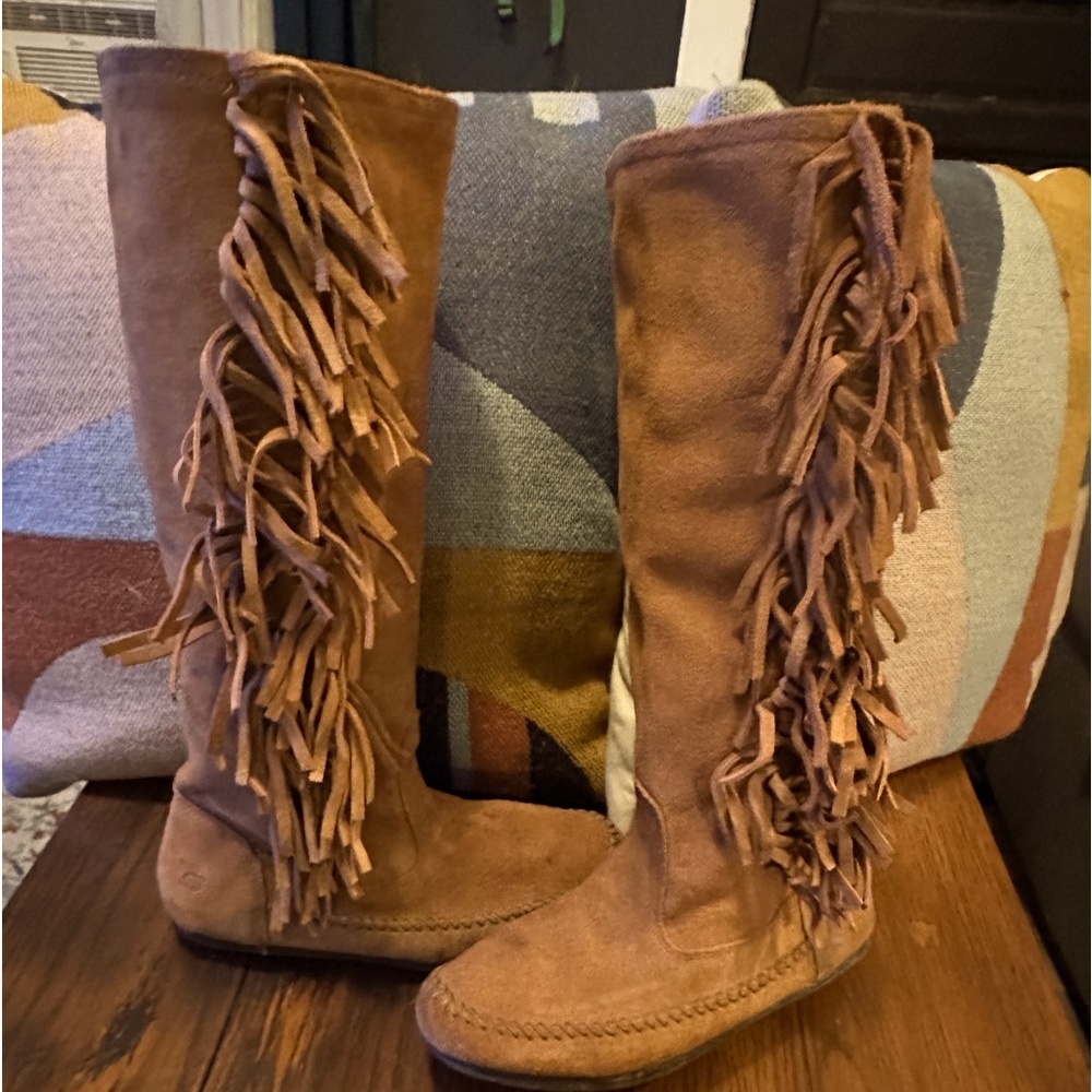 Woman’s Sketchers moccasin style boots with fringe